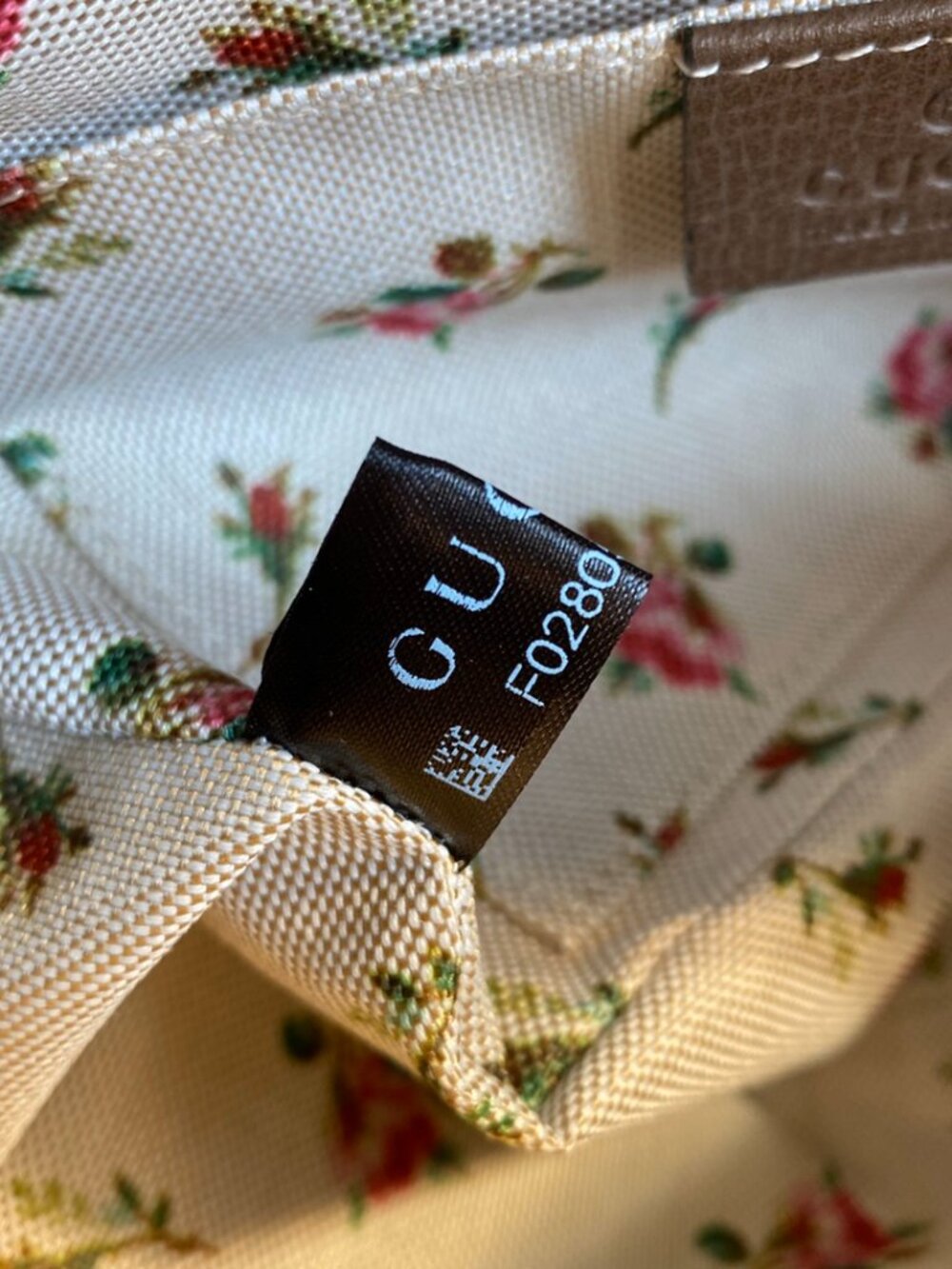 Gucci GG Supreme Canvas Crossbody with Green-Red Web and Yellow Accents - Picture 9 of 9